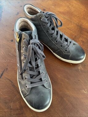Taos Footwear Gray High-Top Sneakers